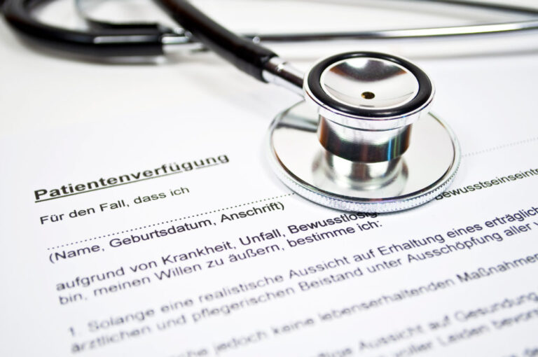 Unterschrift unter ein Dokument – Verträge und Vollmachten bei Demenz