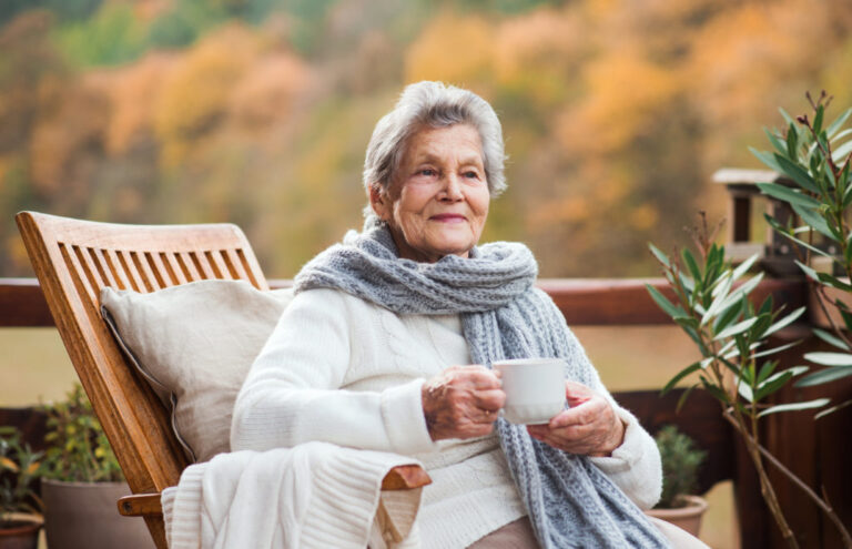 Senioren im Herbst – fit und fröhlich bleiben in der kalten Jahreszeit