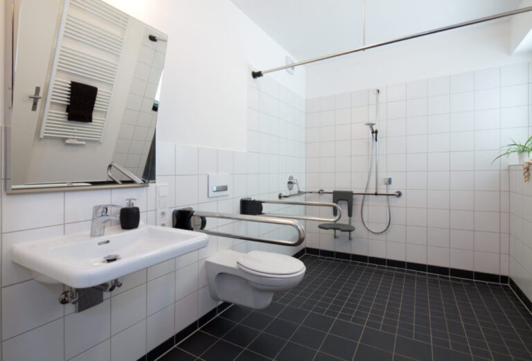 Barrierefreies Bad mit bodengleicher Dusche und Haltegriffen fürs Alter