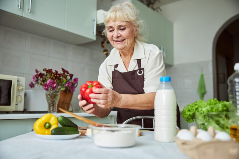 Vegetarische Ernährung im Alter – frisches Gemüse und ausgewogene Kost