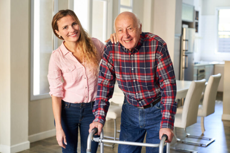 Senior mit Rollator – sichere Mobilität dank Sturzprophylaxe