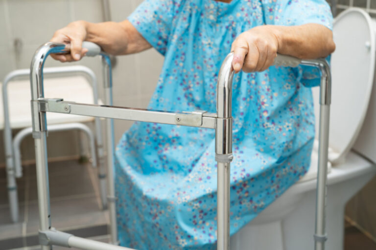 Intimhygiene bei Pflegebedürftigen – sensible Pflege mit Respekt
