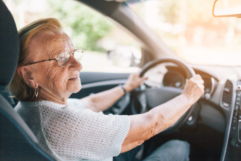 Fahrtauglichkeit im Alter – wann sollten Senioren das Auto abgeben?